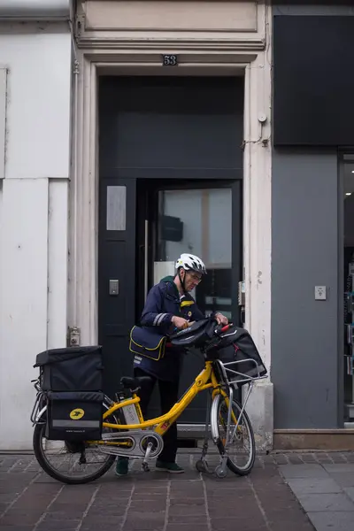 マルハウス フランス 2024年4月14日 ストリートの自転車の近くに立っているポストマン像 ロイヤリティフリーのストック画像
