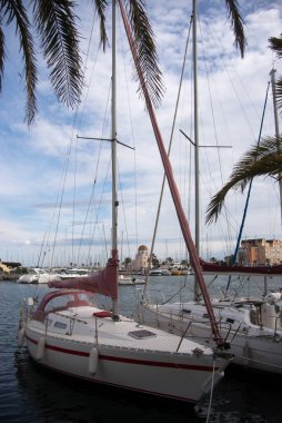 Gruissan - Fransa - 27 Nisan 2024 - Limanda park etmiş yelkenli manzarası