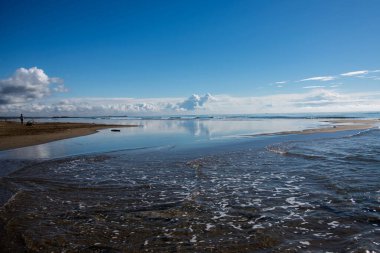 Sınırdaki dalgaların manzarası güzel bulutlu arka planda deniz manzarası