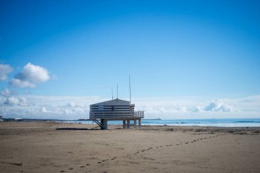 Gruissan - Fransa - 27 Nisan 2024 - güzel bulutlu arka planda plajdaki ahşap cankurtaran istasyonu manzarası