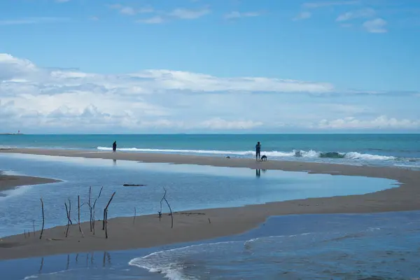 Gruissan França Abril 2024 Silhuetas Pessoas Praia Sobre Belo Fundo Imagens Royalty-Free