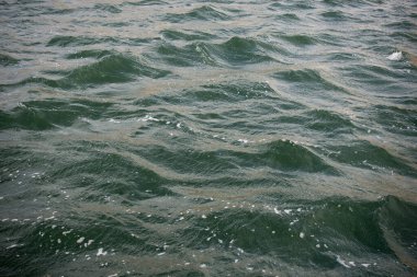 Limandaki suyun dalga dokusuna yakın çekim