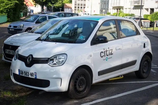 Mulhouse - Fransa - 12 Mayıs 2024 - Sokağa park edilmiş beyaz araba paylaşımının ön görüntüsü