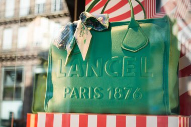 Strasbourg - Fransa - 25 Mayıs 2024 - Lancel Paris 'in lüks bir moda mağazasındaki yeşil deri çantanın yakın çekimi      