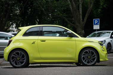 Mulhouse - Fransa - 31 Mayıs 2024 - 595 numaralı caddede park edilmiş sarı fiat manzarası