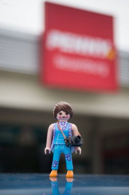 Neuenburg - Almanya - 2 Haziran 2024 - Fotoğrafçı çocuk oyuncağı bulanık arkaplanda sokakta duruyor