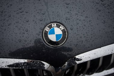 Mulhouse - Fransa - 4 Haziran 2024 - BMW tabelasına konan yağmur damlalarının kapatılması
