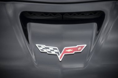 Mulhouse - Fransa - 9 Haziran 2024 - Caddeye park edilmiş siyah arabanın ön tarafındaki Corvette logosu