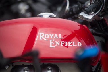 Mulhouse - Fransa - 9 Haziran 2024 - Caddeye park etmiş kraliyet model kırmızı enfield motosiklet tankına yakın çekim