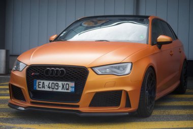 Mulhouse - Fransa - 9 Haziran 2024 - Turuncu Audi RS3 'ün önü caddeye park edilmiş.