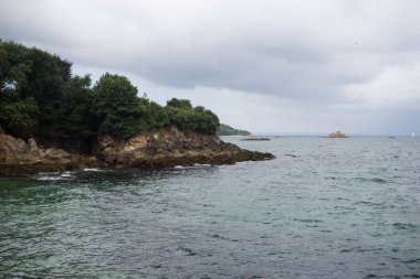 Douarnenez Körfezi 'nin ufuk çizgisi bulutlu arka planda