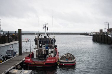 Brest - Fransa - 9 Temmuz 2024 - bulutlu arka planda balıkçı tekneleri manzarası