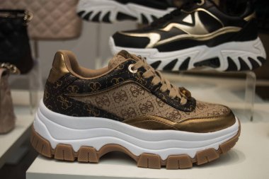 Mulhouse - Fransa - 28 Temmuz 2024 - Bir moda mağazasında spor ayakkabılara yakın çekim 