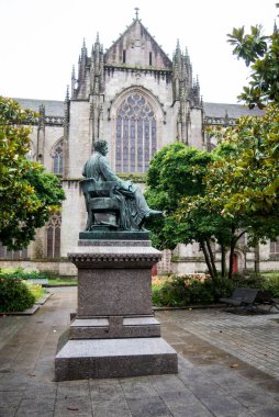 Quimper - Fransa - 9 Temmuz 2024 - Corentin Meydanı 'ndaki Laennec' in bronz heykeli