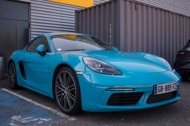 Mulhouse - Fransa - 11 Ağustos 2024 - Caddeye park edilmiş mavi Porsche 718 'in ön görüntüsü