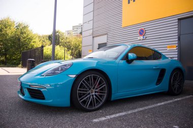 Mulhouse - Fransa - 11 Ağustos 2024 - Caddeye park edilmiş mavi Porsche 718 'in ön görüntüsü