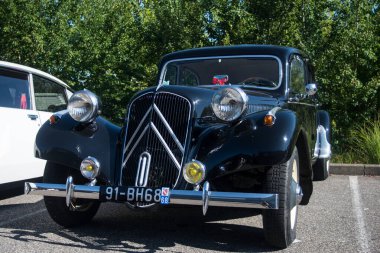 Mulhouse - Fransa - 11 Ağustos 2024 - Caddeye park edilmiş siyah Citroen traksiyonunun ön görüntüsü