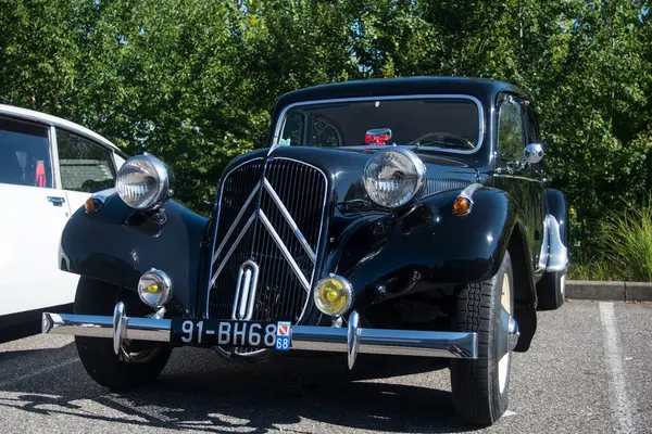 Mulhouse - Fransa - 11 Ağustos 2024 - Caddeye park edilmiş siyah Citroen traksiyonunun ön görüntüsü