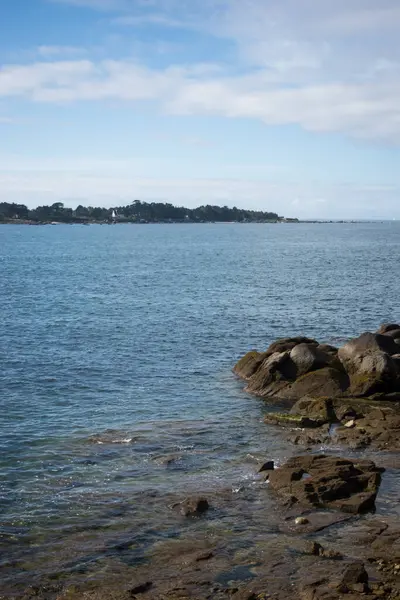Brittany Fransa, Concarneau körfezindeki granit kayaların manzarası