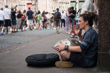 Strasbourg - Fransa - 17 Ağustos 2024 - Sokakta davul çalan müzisyen portresi 