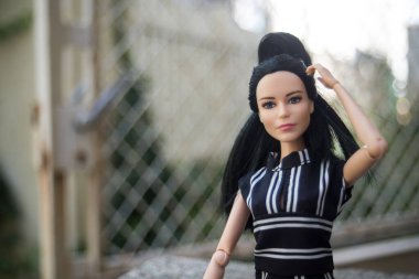 Mulhouse - Fransa - 21 Ağustos 2024 - Esmer Barbie bebeğin çıplak giysileri sokakta dururken portresi