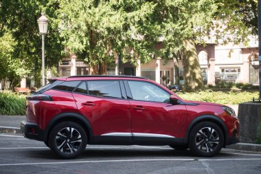 Mulhouse - Fransa - 22 Ağustos 2024 - sokağa park edilmiş kırmızı Peugeot 2008 'in profil görüntüsü 