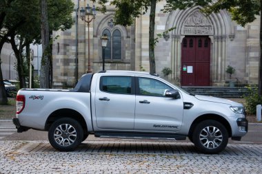 Mulhouse - Fransa - 25 Ağustos 2024 - Gri Ford Ranger kamyonetin caddeye park edilmiş görüntüsü 