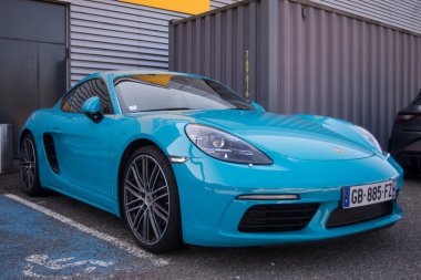 Mulhouse - Fransa - 11 Ağustos 2024 - Caddeye park edilmiş mavi Porsche 718 'in ön görüntüsü 