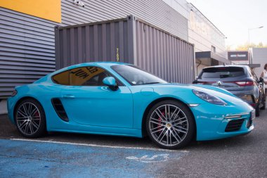 Mulhouse - Fransa - 11 Ağustos 2024 - sokağa park edilmiş mavi Porsche 718 profili 