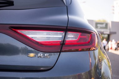 Mulhouse - Fransa - 11 Ağustos 2024 - Gri Renault Megan 'ın Rs' sinin arka ışığı caddeye park edilmiş.