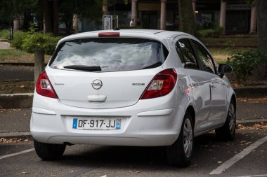 Mulhouse - Fransa - 4 Eylül 2024 - Sokağa park edilmiş beyaz Opel Corsa 'nın dikiz manzarası