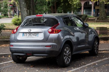 Mulhouse - Fransa - 4 Eylül 2024 - Gri Nissan Juke 'un arka görüntüsü sokağa park edildi