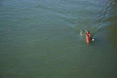 Basel - İsviçre - 7 Eylül 2024 - Ren nehrinde kanoyla kürek çeken adamın portresi