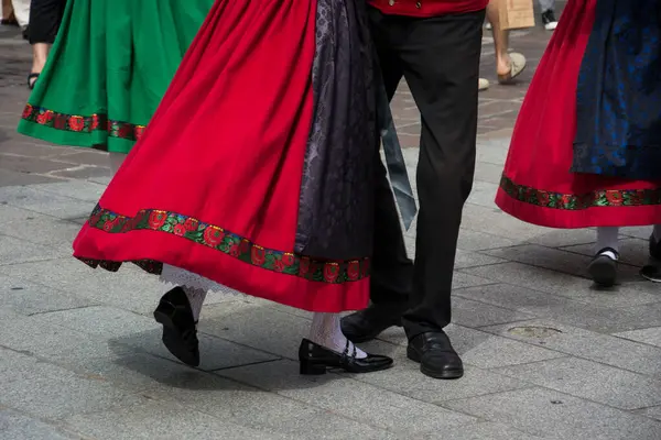 Sokakta dans eden geleneksel Alsas dansçılarının bacaklarına yakın çekim.