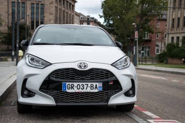 Mulhouse - Fransa - 10 Eylül 2024 - sokağa park etmiş beyaz Toyota Yaris 'in ön manzarası 