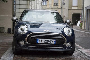 Mullhouse - Fransa - 9 Eylül 2024 - Caddeye park etmiş deniz mavisi mini Cooper kulübünün ön manzarası