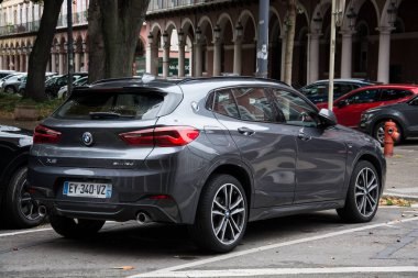 Mulhouse - Fransa - 11 Eylül 2024 - Gri BMW X2 'nin arka manzarası