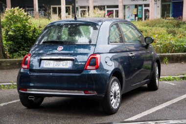 Mulhouse - Fransa - 11 Eylül 2024 - Caddeye park edilmiş mavi Fiat 500 hibrit arabanın dikiz görüntüsü