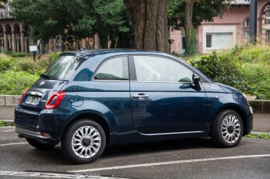 Mulhouse - Fransa - 11 Eylül 2024 - Caddeye park edilmiş mavi Fiat 500 hibrit arabanın dikiz görüntüsü