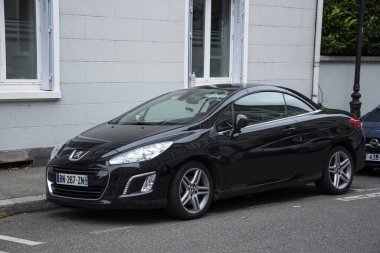 Mulhouse - Fransa - 11 Eylül 2024 - Siyah Peugeot CRZ 'nin sokak manzarası