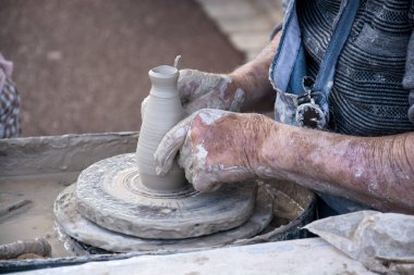 Seramik üzerine çömlekçinin elleri 