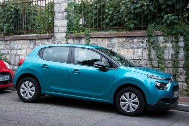 Mulhouse - Fransa - 19 Eylül 2024 - C3 hava ekiplerinin caddede park halindeki mavi sitroen görüntüsü