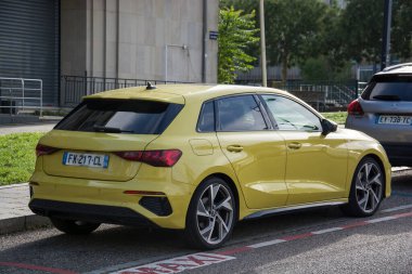 Mulhouse - Fransa - 29 Eylül 2024 - Sokağa park edilmiş sarı Audi A3 'ün arka görüntüsü 