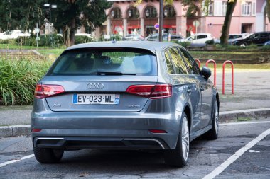 Mulhouse - Fransa - 29 Eylül 2024 - Gri Audi A3 'ün arka görüntüsü sokağa park edildi 