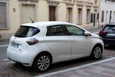 Mulhouse - Fransa - 29 Eylül 2024 - Beyaz Renault Zoe elektrikli arabasının arka görüntüsü sokağa park edilmiş