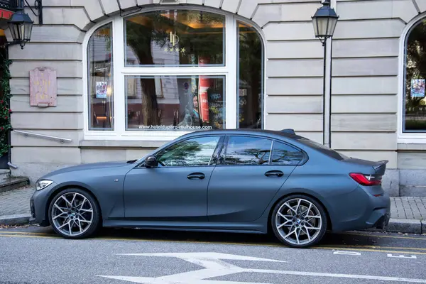 Mulhouse - Fransa - 29 Eylül 2024 - Gri BMW M5 'in sokağa park edilmiş görüntüsü