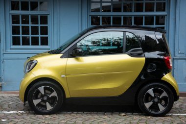 Strasbourg - Fransa - 6 Ekim 2024 - Sokağa park edilmiş sarı akıllı arabanın profil görüntüsü