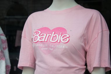 Mulhouse - Fransa - 6 Ekim 2024 - Bir moda mağazasında manken üzerinde pembe Barbie tişörtü