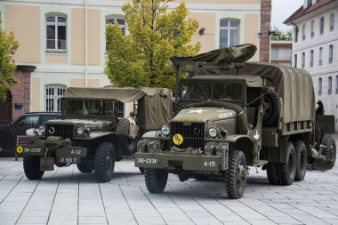 Hunningue - Fransa - 5 Ekim 2024 - Sokakta park etmiş yeşil askeri kamyonların ön görüntüsü