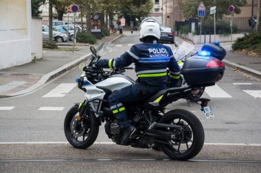 Mulhouse - Fransa - 5 Ekim 2024 - Motosikletli Fransız polis memurunun arka planda portresi